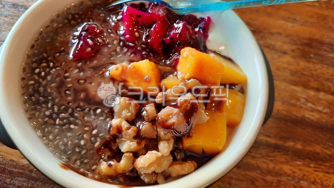 yogurt,yogurt ball,fruit,Spoon,diet,cooking,Yogurt topping,food