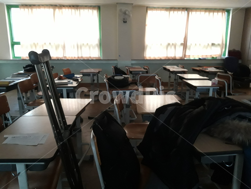 학교,교실,어둠,외로움,빛