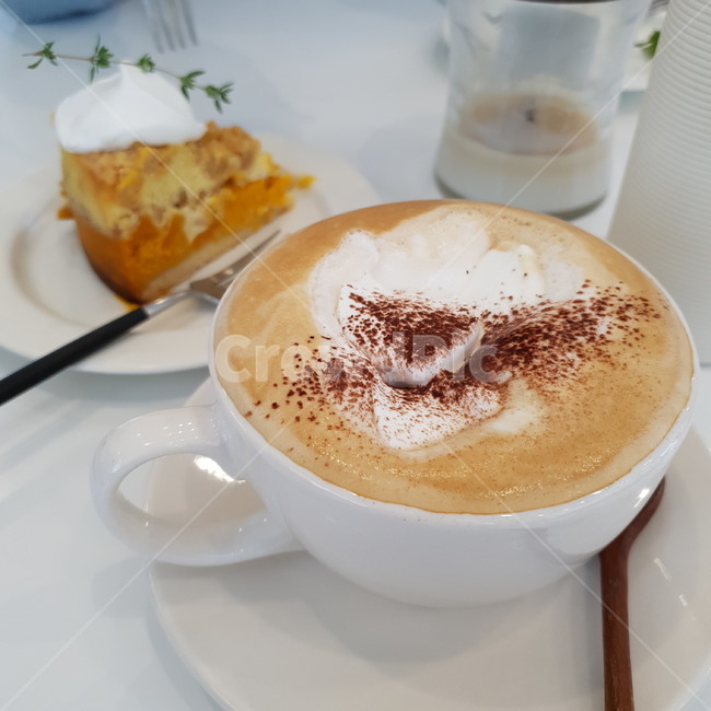 커피,coffee,크림라떼,커피컵,컵,coffeecup,latte,라떼,drink,디저트,간식,후식,dessert,snack,커피,카페,coffee,cafe