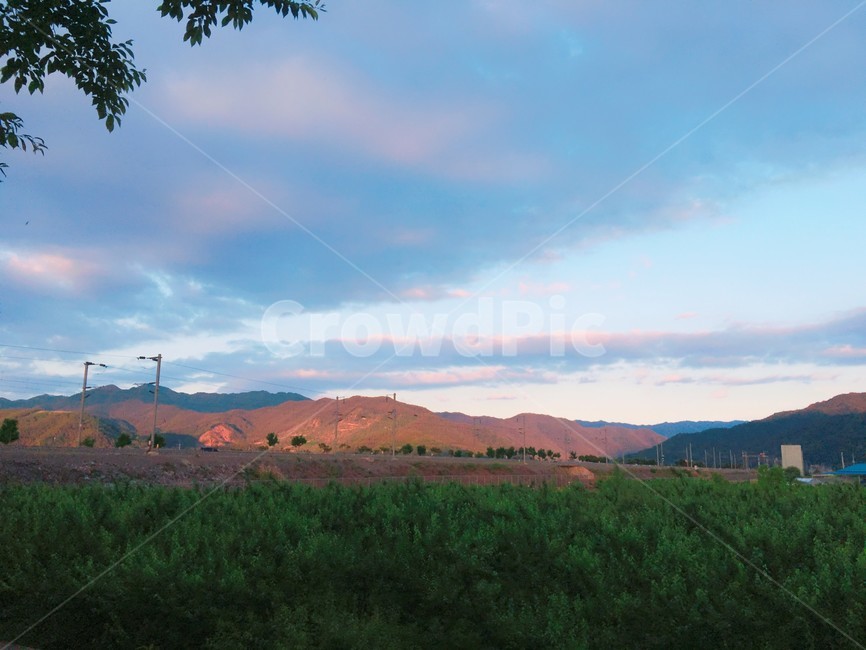노을,sunset,하늘,sky,구름,cloud,나무,tree,산,mountain,배경,분위기있는,자연,풍경,nature,landscape,outdoors,옥외