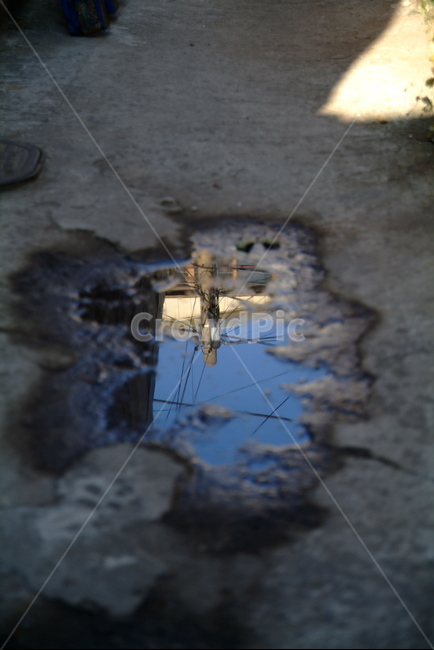반영,골목,전깃줄,빗물,길바닥,전봇대,도시,풍경,city,landscape,puddle,흐리게 하다,clothing,의류,apparel,의복