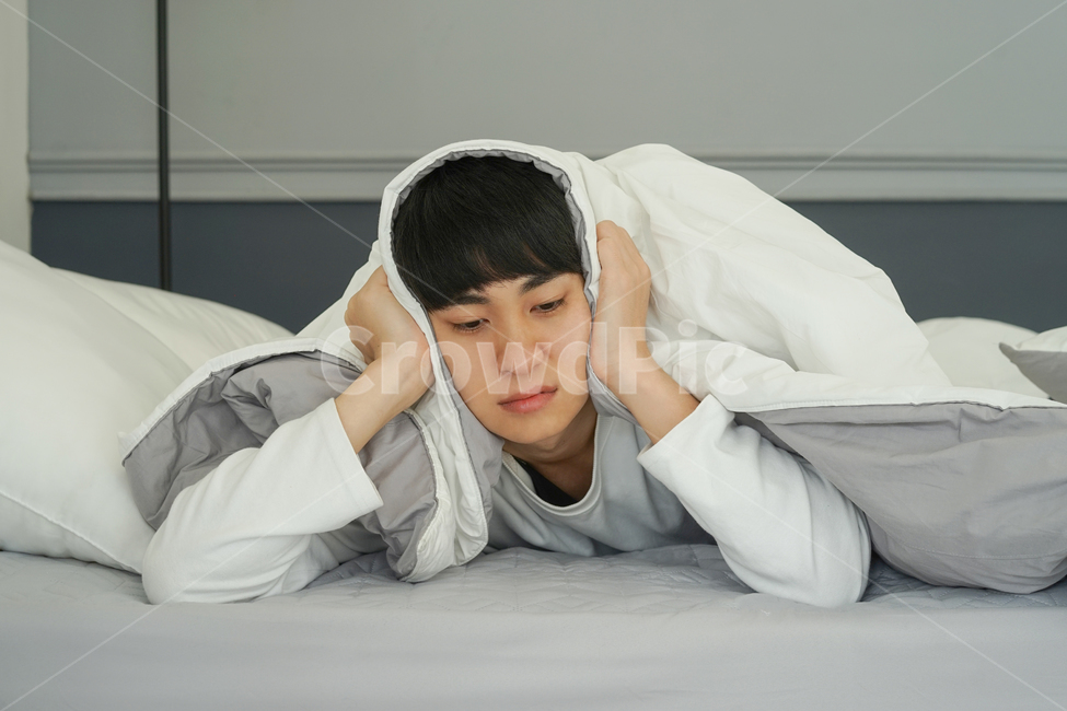 남성,남자,침대,침실,방,실내,이불,아침,피곤함,피로함,기상,집콕,방구석,따분한,지루한,심심한,사람,인물,인간,human,person,남성,남자,man,male
