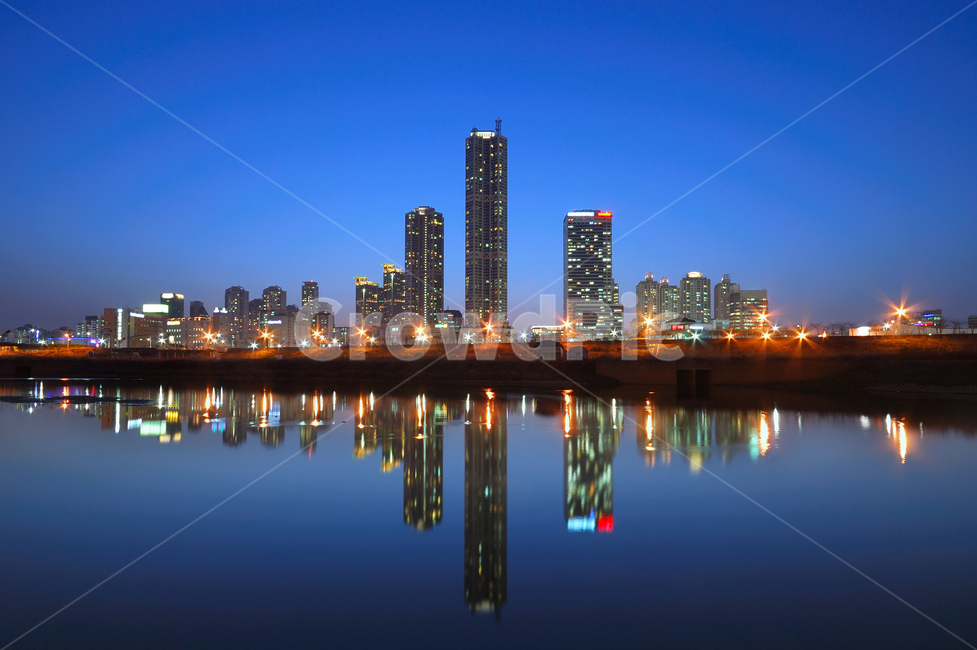 night view,city,office,building,sight,company,high rise building,Residentialcommercial complex,sky,cowboy,reflection,business,riverside,downtown,water,seoul,korea,background,Hyperion,Yangcheongu,Anyang Stream,river,lake,apartment