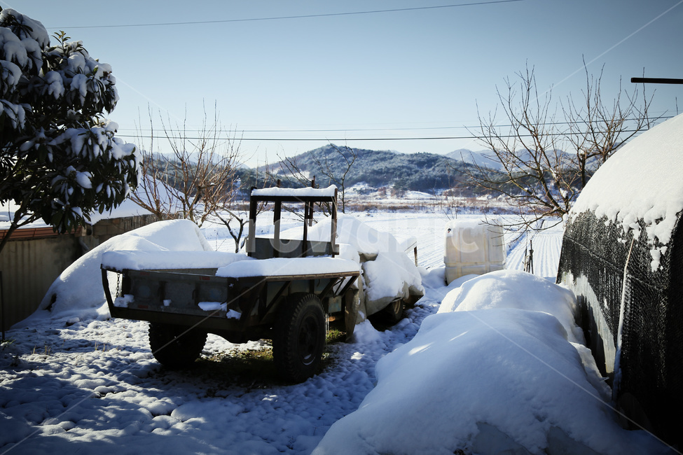 경운기,눈쌓인경운기,눈,시골,시골풍경,겨울,겨울,계절,winter,season,시골,마을,풍경,landscape,country,rural,town