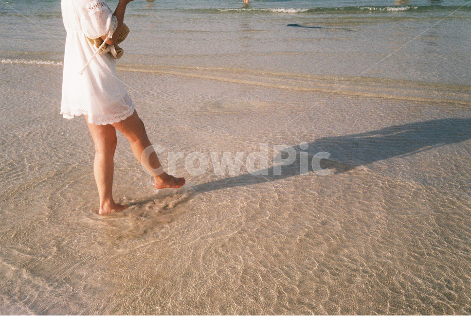필름,인물,여자,바다,해변,파도,emotional,portrait,빛,그림자,뒷모습,다리,해변,바다,beach,sea,사람,인물,인간,human,person,여성,여자,woman,female,lady,여행,휴가,traveling,vacation,trip,감성,sensible,feeling,휴식,힐링,rest,relaxation,healing