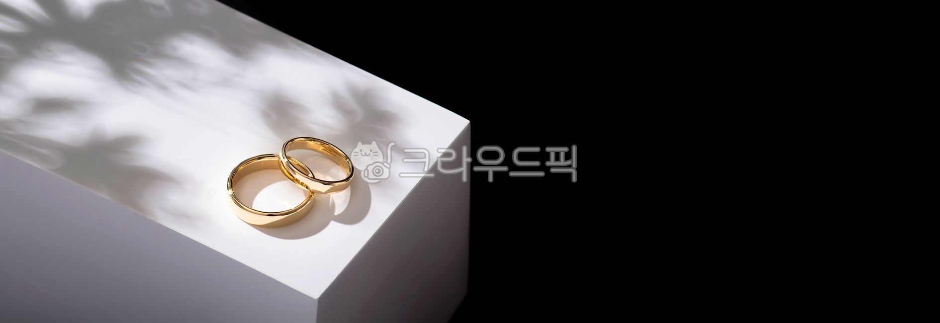 반지,금반지,결혼반지,커플링,금,골드,골든,악세사리,기념일,박스,상자,조형물,사각,흰색,화이트,나뭇잎,그림자,오버레이,카피스페이스,빛나는,노란,황금,쌍가락지,광채,화려한,약혼,선물,금빛,주얼리,쥬얼리,귀금속,링,반짝이는,발렌타인,결혼,웨딩,혼수,패물,장신구,정물,프로포즈