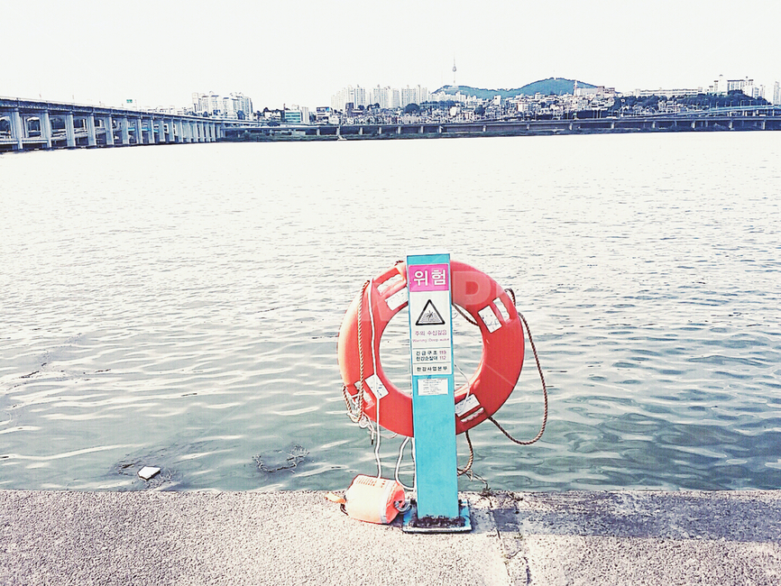 한강,강,구명튜브,안내판,주의,튜브,도시,풍경,city,landscape,한국도시풍경,한국도시경관,korea cityscape