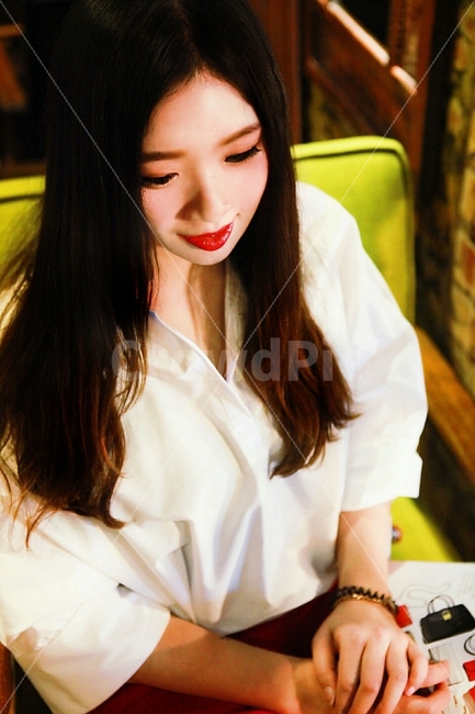스냅사진,프로필,카페,화이트셔츠,감정,사람,인물,인간,human,person,여성,여자,woman,female,lady,감정표현,기분,feeling,emotion
