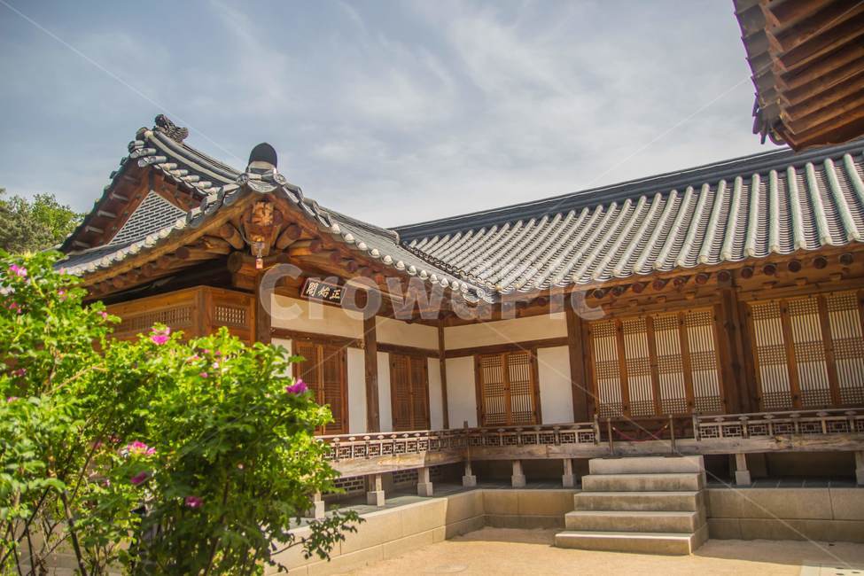 building,건물,architecture,건축물,한국식건축물,기와,porch,현관,patio,안마당,경복궁