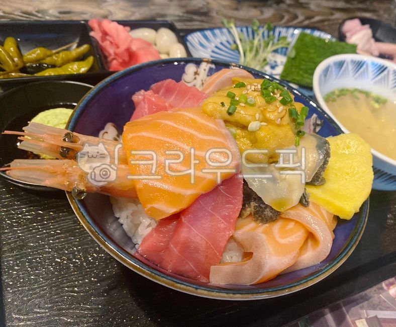 dish,접시,food,음식,meal,식사,회,일식,카이센동,우니카이센동,연어회,참치회,새우회,일본음식,seafood,물고기,fish,식재료