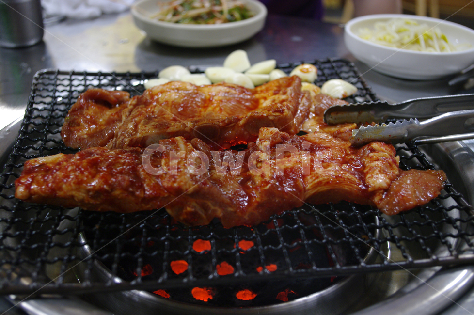 연탄불,철판,구이,마늘,양념고기,음식,식재료,요리,food,cook,meal,dishes,food reserves,육류,고기,meat,한식,한국음식,한국요리,korean food,korean dishes,korean meal,korean cook