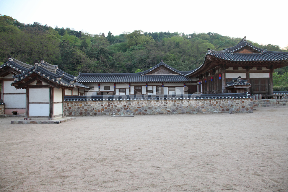 한옥,마당,전통,전통건축,한국,한국전통,집,주택,한옥마을,민속촌,기와집,양반집,양반,민속,담,담장,돌담,기와,바닥,바닥배경,배경,백그라운드,땅,흙,모래,풍경,숲,자연,전통건축물,고풍스런,오래된,문화,가옥,전통가옥,한국전통,한국문화,korean traditional,korean culture,건축물,건물외관,exterior,building,structure,architecture,construction