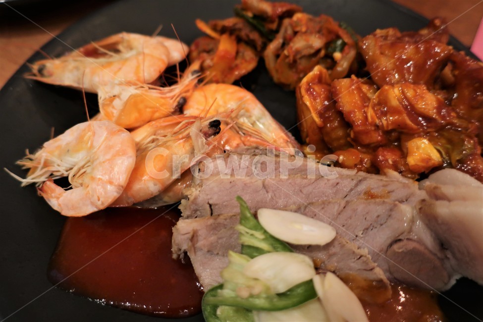 뷔페,식사,접시,새우,대하,보쌈,고기,육류,야채,양념,마늘,고추