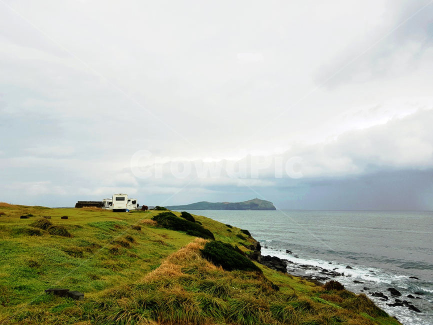 nature,자연,outdoors,옥외,land,제주,하늘,해안선,water,물,ocean,대양,바다,돌,잔디