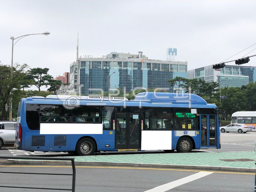 버스,버스광고,목업,목업이미지,광고,광고판,차량광고,시내버스광고,부착광고,옥외광고,판넬,비즈니스,상업광고판,도시배경,사인보드,상업광고,커머셜,비어있는,프레임,광고디자인,빈공간,배경,바탕,백그라운드,사각형광고판,차량,교통수단,bus,busadvertisement,mockup,mockupimage,billboard,vehicleadvertisement,citybusadvertisement,advertisement,outdooradvertisement,panel,business,commercialbillboard,citybackground,signboard,commercialadvertisement,commercial,free,frame,advertisingdesign,emptyspace,background