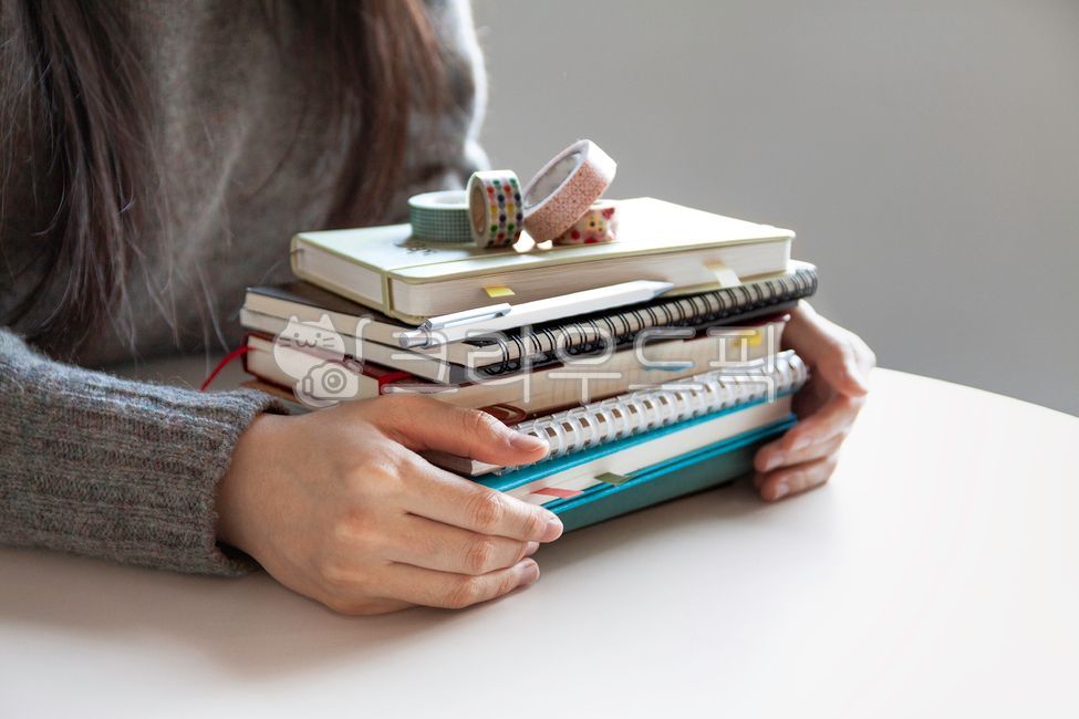 note,Decorating a diary,book,inside,youth,holding,Publishing,paper,diy,record,pen,female,plan,bodypart,table,hand,finger,close up,Phrases,business,work,body parts,take notes,lifestyle,diary,schedule,Leisure,person,Schedule management