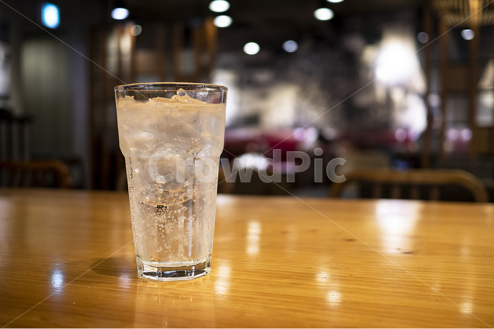 탄산수,얼음컵,얼음,여름,음료,카페,cafe,sparkling,스파클링,나무,테이블,조용한,시원한,얼음음료,탄산,달콤한,보글보글,여름,계절,summer,season,음료수,drink,beverage,wood,hardwood,견목,glass,유리,beer glass,맥주 유리,alcohol,알코올,음주,마실 것,beer,맥주