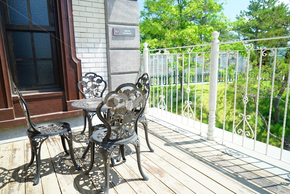의자,테라스,풍경,여유,테이블,휴식,chair,furniture,가구,railing,난간