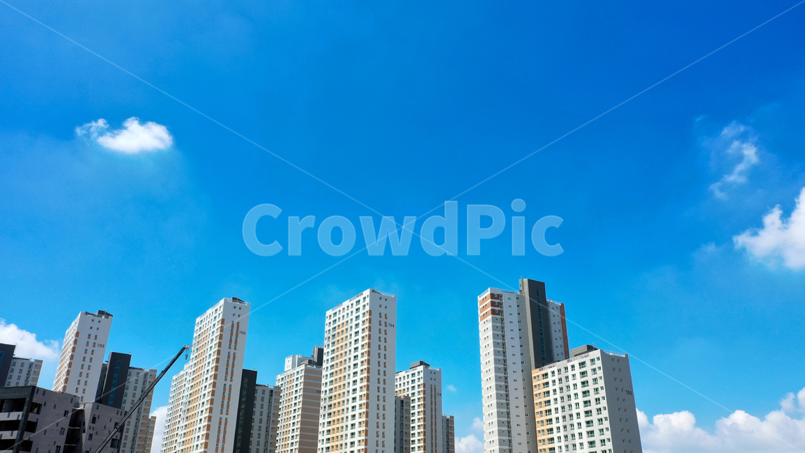아파트단지,아파트,파란하늘,구름,단지,건축,부동산,여백,공간,시원한,맑은날,맑은하늘,크레인,산업,분양,신축,건설,건물,야외,highrise,고층건물,building,town,도시,city,시티,urban,어반,apartmentbuilding,한국도시풍경,한국도시경관,korea cityscape