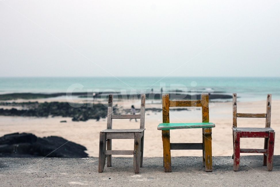 제주도,제주바다,해변,월정리해변,의자,아기자기,제주,나란히,제주도,jeju,jeju island,사물,물건,오브젝트,thing,object,matter,wood,나무,plywood,합판