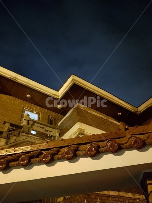 건물,주택,밤,하늘,현관,야경,밤,풍경,nightscape,night,landscape,건축물,건물외관,exterior,building,structure,architecture,construction,wood,나무,plywood,합판,roof,지붕