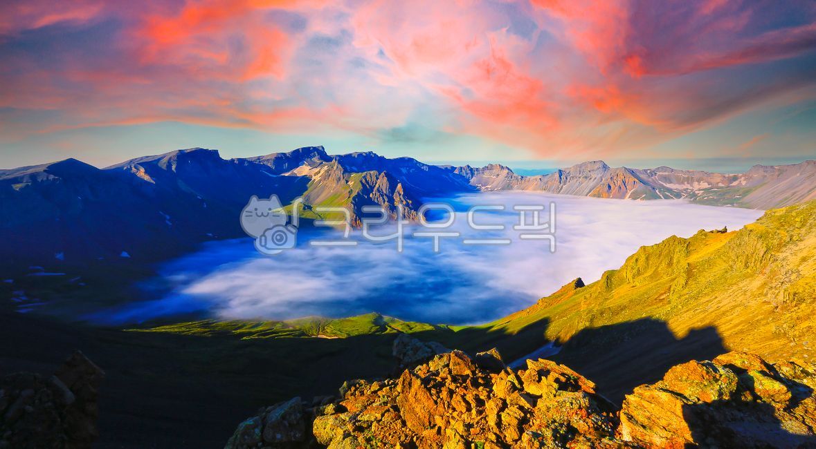 Spa,Baekdu Mountain Heaven and Earth,sunset light,North Korea,cloud,caldera,healing,superb view,water fog,mountain,Changbai Mountain,dormant volcano,sight,Remaining snow,secret place,Fog,sky,spa,mountain range,Attractions,water,morning,panorama,limewater,