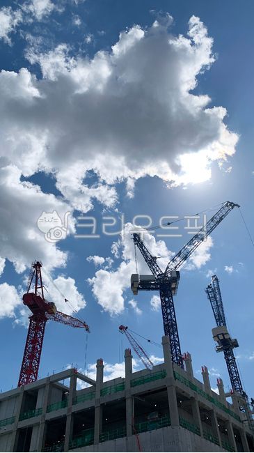 하늘,구름,건물,건축,공장,크레인,타워크레인,해,햇빛,햇살,맑음,맑은,sky,cloud,building,construction,factory,plant,crane,towercrane,sun,sunshine,clear