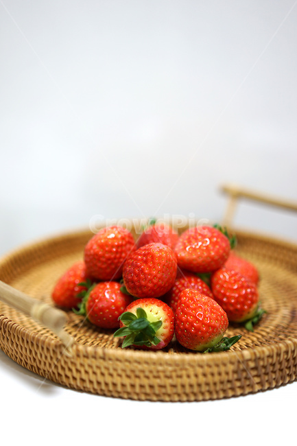 딸기,strawberry,과일,음식,겨울철과일,빨강,레드,red,베리,라탄,바구니,음식,식재료,요리,food,cook,meal,dishes,food reserves,과일,열매,fruit