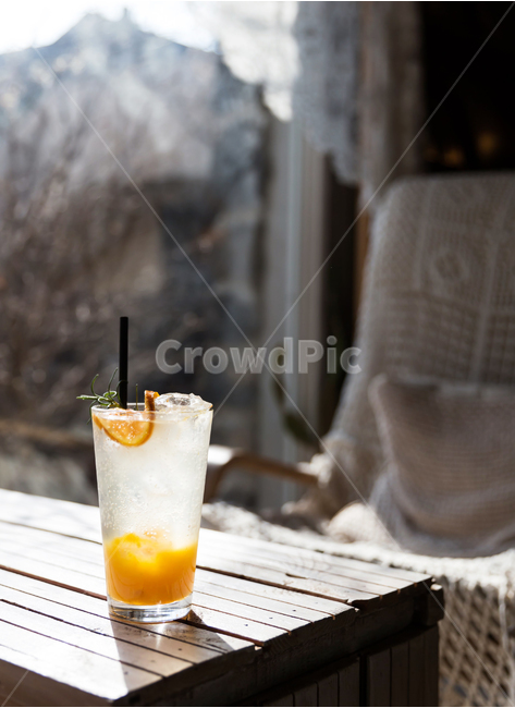 컵,주스,오렌지,햇살,휴식,카페,일상,음료수,drink,beverage,휴식,힐링,rest,relaxation,healing