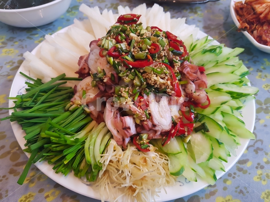 음식,요리,식사,문어,야채,푸드,맛있는,신선한,싱싱한,건강한,점심,저녁,배경,바탕,맛,맛좋은,샐러드,양파,레스토랑,먹다,오이,파,숙주,배,고추,양념,초록,하얀색,food,delicious,fresh,healthy,meat,dish,meal,lunch,dinner,gourmet,white,vegetable,background,tasty,green,plate,closeup,diet,salad,cuisine,asian,wooden,onion,cooking,cook,restaurant,eat,Koreanfood,Koreafood,빨강,음식,식재료,요리,food,cook,meal,dishes,food reserves,수산물,해산물,fishery products,seafood