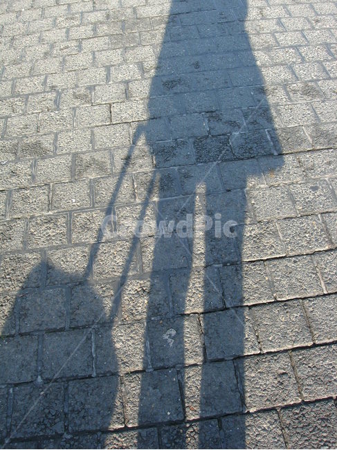 그림자,혼자,나홀로,바닥,shadow,캐리어,alone,여행가방,돌바닥,사람,인물,인간,human,person,인물실루엣,사람실루엣,character silhouette,human silhouette,walkway,보도,path,통로,sidewalk,pavement,포장,flagstone,판석