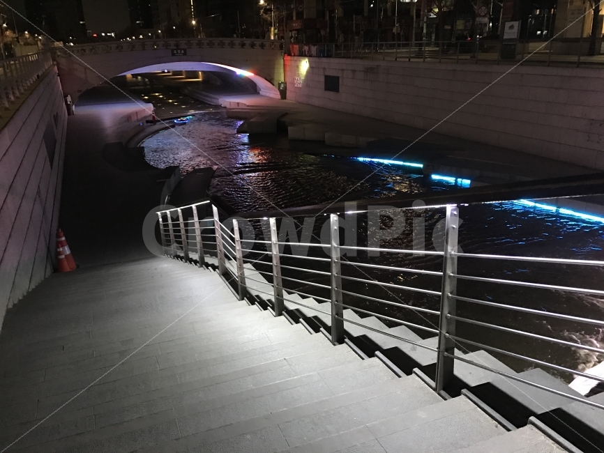 청계천,밤,강가,계단,감성,새벽,도시,풍경,city,landscape,야경,밤,nightscape,night,handrail,난간,banister,railing