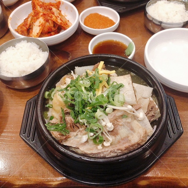 국밥,갈비국밥,김치,밥,쌀,수저,젓가락,양념장