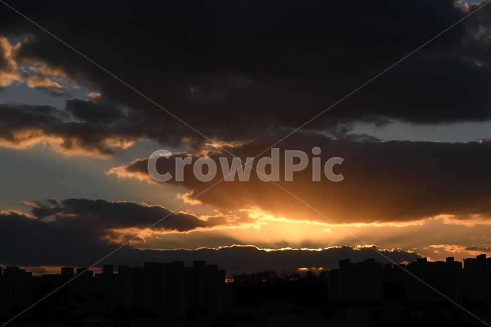 석양,햇살,빗가림,노을,아파트,도시,산,구름,풍경,도시,풍경,city,landscape,light,빛,flare,플레어,sunlight,햇빛,nature,자연