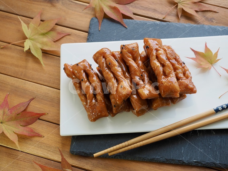 snack,chopsticks,plate,Korean snacks,Thanksgiving,holiday,Maple leaf,wellbeing,Korean food,medicine department,Asian food,tradition,Lunar New Year food,new year,Rice crackers,holiday food,Korean,Chuseok food,Korean culture,traditional snacks,food,food cul