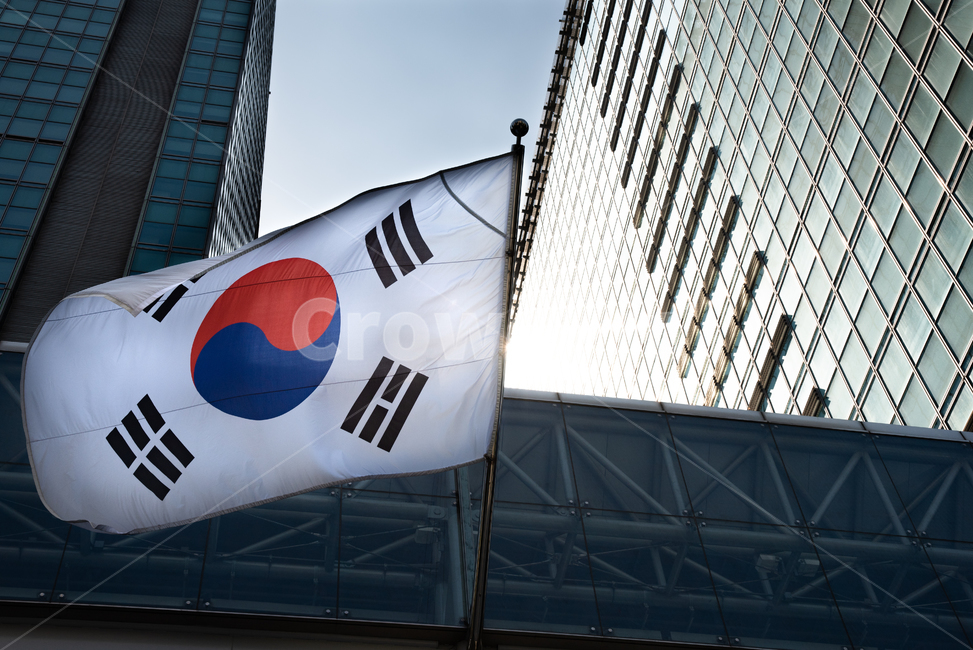 태극기,빌딩,하늘,경제,컨셉,콘셉트,개념,국기,한국,반사,햇빛,풍경,도시,서울,비즈니스,비지니스,고층건물,펄럭이는,애국심,애국,충성,금융가,건물,오피스텔,금융,여백,카피,스페이스,카피스페이스,도시,풍경,city,landscape,symbol,상징,flag,깃발