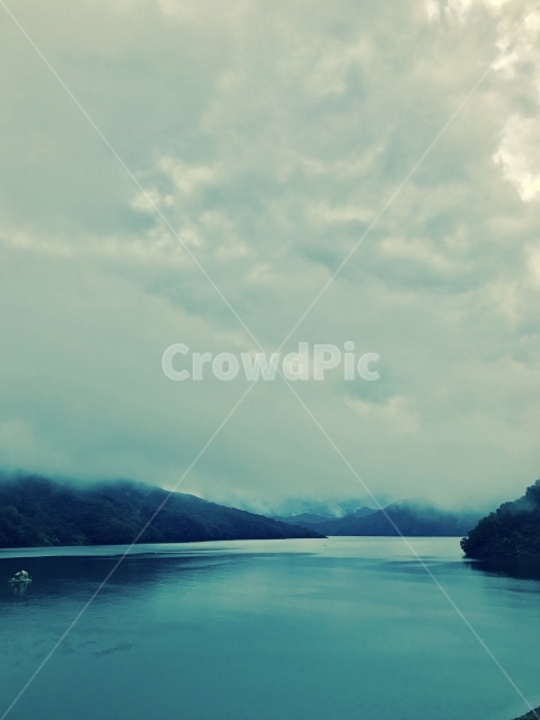 파란색,여름,산,호수,구름,자연,풍경,nature,landscape,흑백,모노톤,monochrome,black and white,water,물,land,땅,outdoors,옥외,ocean,대양,sea,바다,shoreline,해안선