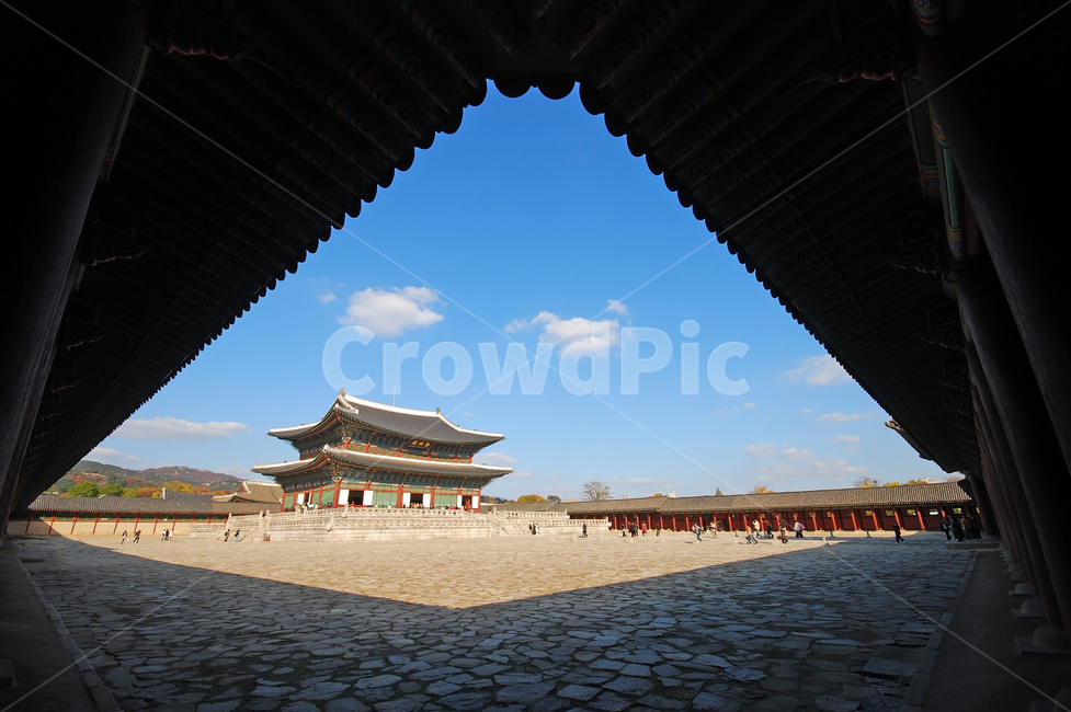 경복궁,근정전,고궁,궁,궁궐,명소,건축,전통,한국,한국전통,전통건축,전통건축물,건물,배경,백그라운드,바닥,마당,공간,기와,지붕,하늘,풍경,사적,역사,문화재,그림자,서울
