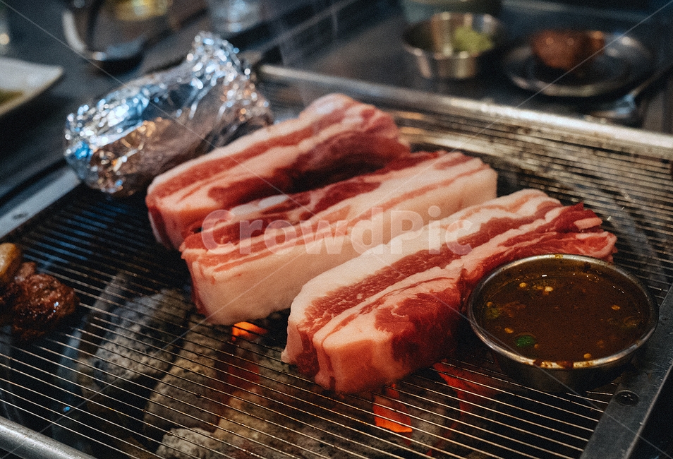 돼지고기,pork,고기,맛집,구이,food,삼겹살,오돌뼈,음식,식재료,요리,food,cook,meal,dishes,food reserves,육류,고기,meat,한식,한국음식,한국요리,korean food,korean dishes,korean meal,korean cook