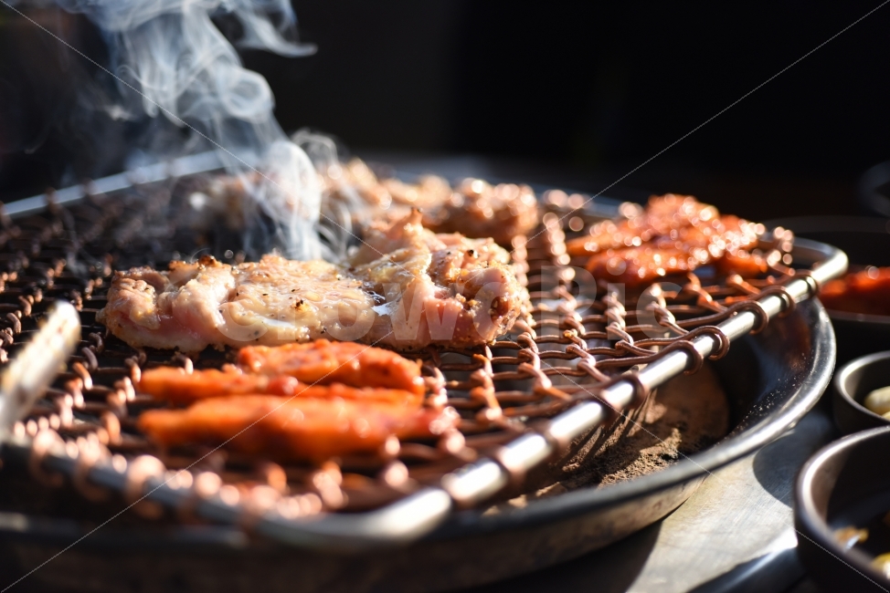닭갈비,춘천음식,연기,고기,숯불,석쇠구이,구이음식,직화,한국음식,육류요리,육류,음식,로스트치킨,사진,숯불구이,석쇠,춘천닭갈비,갈비,음식,식재료,요리,food,cook,meal,dishes,food reserves,육류,고기,meat,한식,한국음식,한국요리,korean food,korean dishes,korean meal,korean cook
