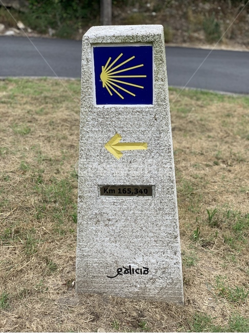 산티아고,순례길,산티아고순례길,까미노,이정표,비석,순례자,화살표,spain,caminodesaltiago,santiago,santiagodecompostela