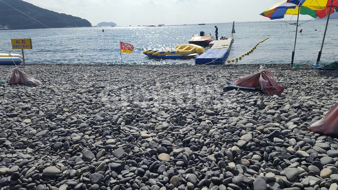 여행,거제도,몽돌해수욕장,몽돌,파라솔,여름,해변,바다,beach,sea