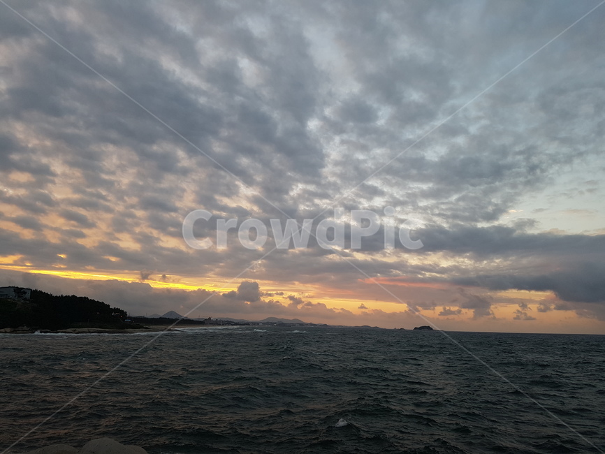 동해,바다,물,노을,붉은,구름,하늘,황혼,일몰,자연,날씨,자연,풍경,nature,landscape,outdoors,옥외,sky,sunset,dusk,dawn,새벽,red sky,붉은 하늘