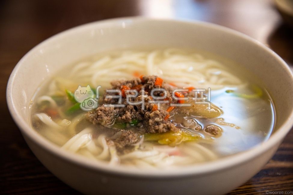 밀가루반죽,소고기,호박,버섯,파,구수한,칼국수,한국전통음식,flourdough,beef,pumpkin,mushroom,greenonion,savory,kalguksu,koreantraditionalfood,음식,식재료,요리,food,cook,meal,dishes,food reserves,면류,면요리,noodles