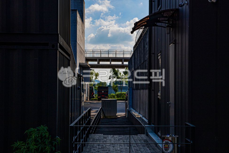 corridor,distance,city,truck,inside,building,vehicle,path,road,railing,street,indoors,Handrail,architecture,sidewalk,handrail,walkway,transportation,transit,road name