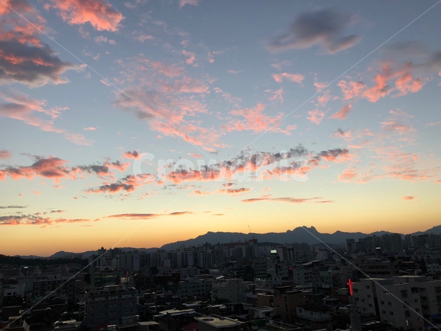 노을,하늘,도시,풍경,건물들,건물,베란다,구름,핑크