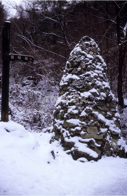 돌탑,염원,겨울,눈,풍경,stonetower,desire,snow,scenery,겨울,계절,winter,season,자연,풍경,nature,landscape,tree,나무,plant,식물,fir,전나무