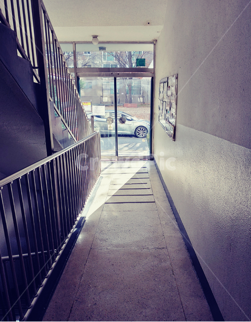 flooring,바닥,난간,복도,railing,corridor,banister,아파트,현관,아파트현관,차가움,건조함,햇빛,그림자,그늘,실내,아파트실내,벽,시멘트벽,유리문,glass,쇠,쇠난간,계단,stairs,floor,outside,cool,감성,옛날,apartment,아파트복도,경사,passage,고요
