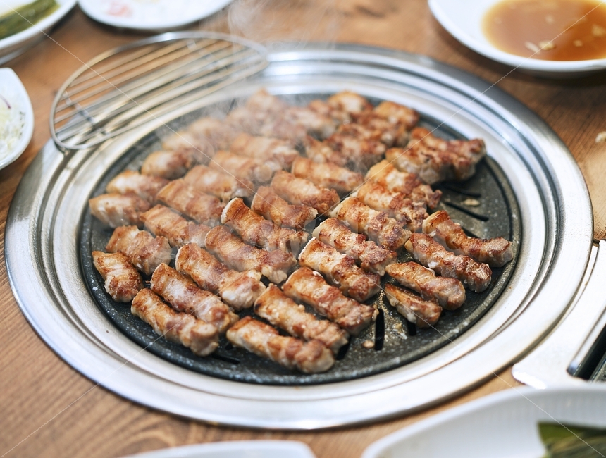 고기,삼겹살,맛집,먹방,삼겹이,삼겹,돼지고기,구이,육질,식감,돼지,꼬기,먹부림,술안주,안주,줄,질서,반듯,정렬,비주얼,음식,식재료,요리,food,cook,meal,dishes,food reserves,육류,고기,meat,한식,한국음식,한국요리,korean food,korean dishes,korean meal,korean cook