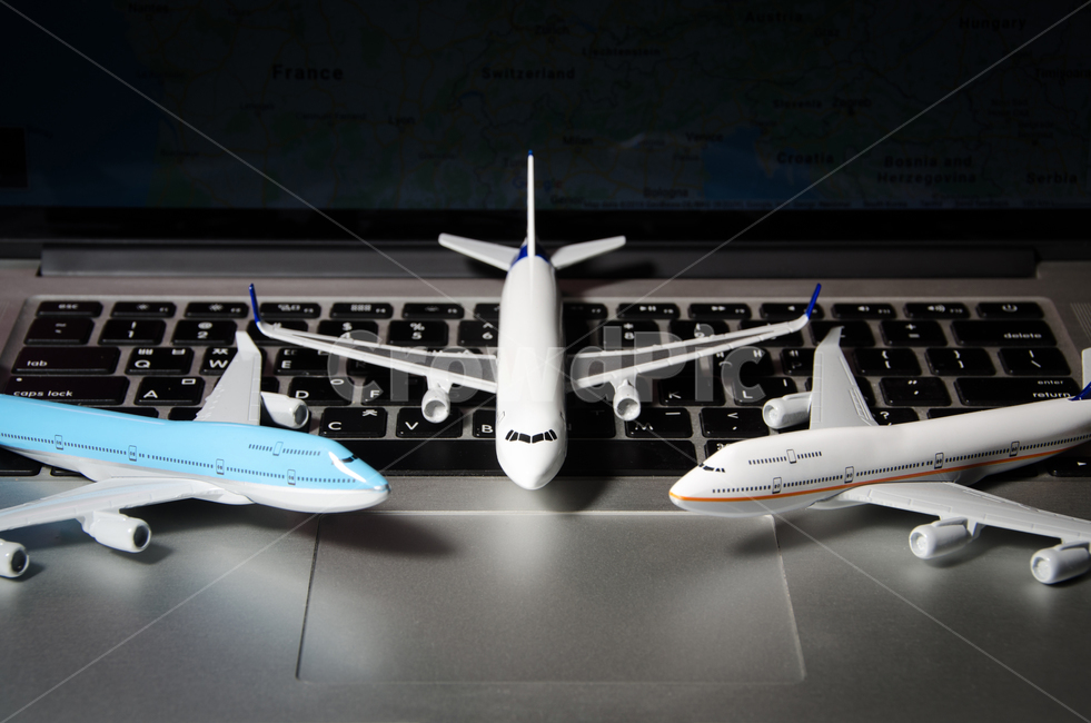 노트북,항공권,비행기,인터넷,예약,검색,항공사,여행,비행기표,티켓,비즈니스,항공,예약아이콘,컴퓨터,비행,키보드,모델비행기,기술,교통,여행,휴가,traveling,vacation,trip,비즈니스,사업,business,service,work